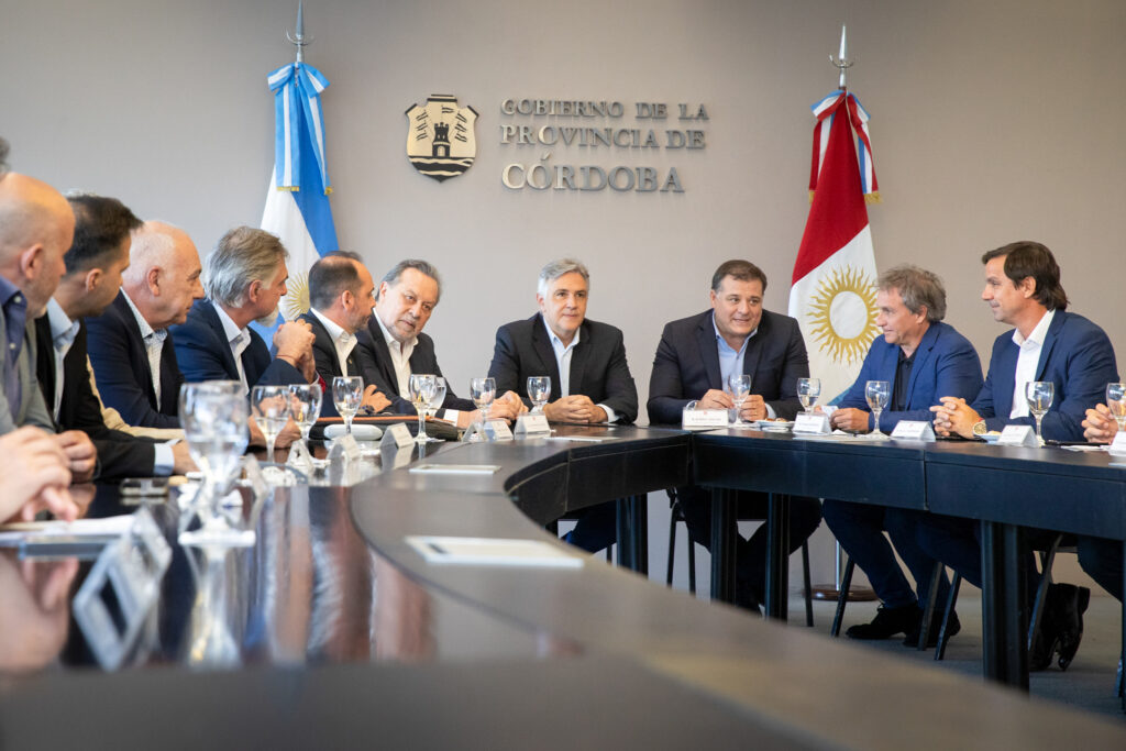 Llaryora se reunió con representantes del sector turístico