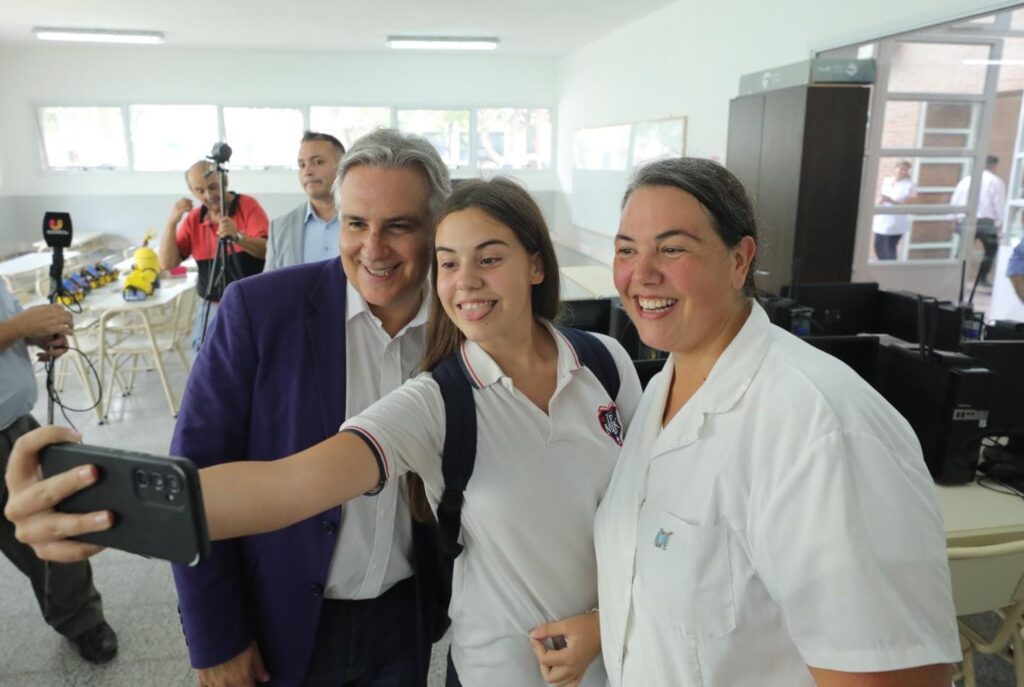 Llaryora inauguró el nuevo edificio del IPET 420 de Isla Verde