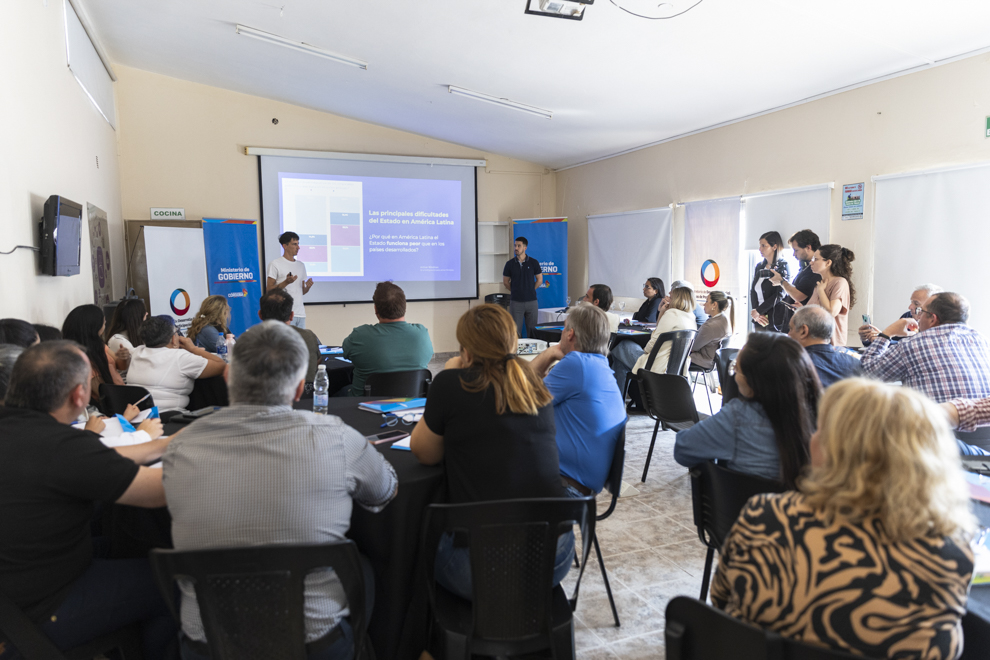 20 gobiernos locales se capacitaron en diseño de organigramas funcionales