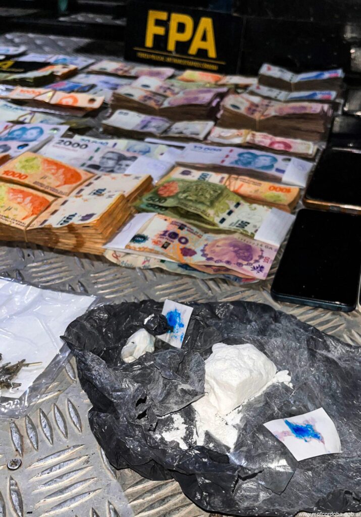 FPA SECUESTRÓ MÁS DE 600 DOSIS DE ESTUPEFACIENTES Y DOS ARMAS DE FUEGO EN CRUZ DEL EJE. UN DETENIDO