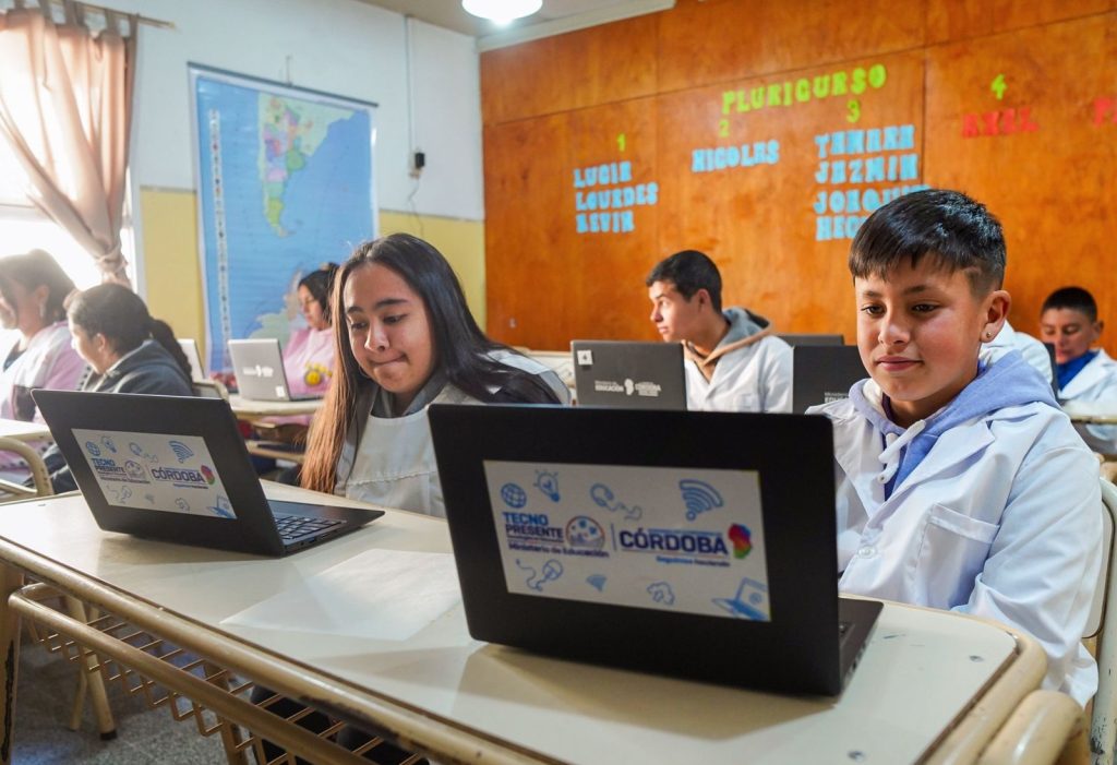 Más de 600 escuelas rurales ya cuentan con internet satelital