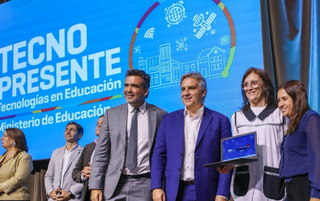 Llaryora entregó 3.053 netbooks a 118 instituciones