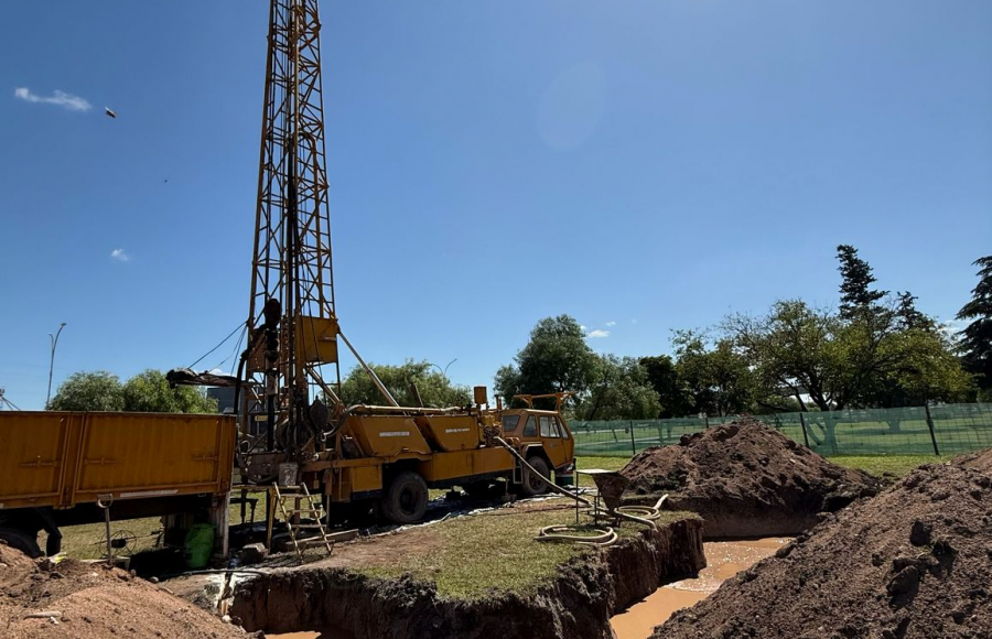 Nueva Planta de Agua: culminó la perforación y la Muni advierte por flujo de agua en las calles