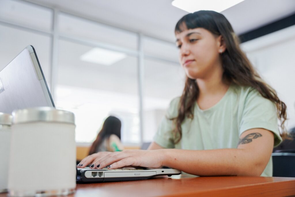 Se lanza el curso de formación docente Inteligencia Artificial Generativa en la escuela secundaria