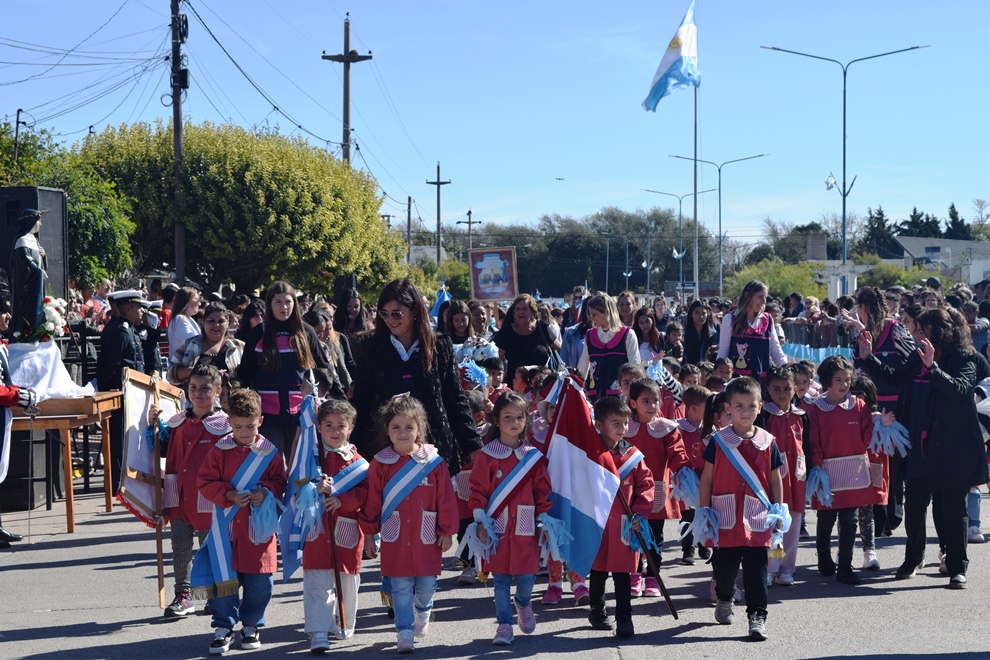 Anuncios y un gran desfile cívico-militar durante la fiesta patronal de Holmberg
