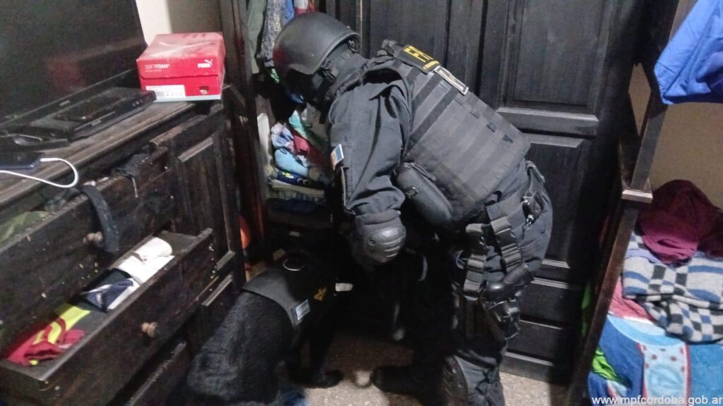 CÓRDOBA: FPA SECUESTRÓ COCAÍNA Y DETUVO A UNA MUJER EN BARRIO EL MIRADOR
