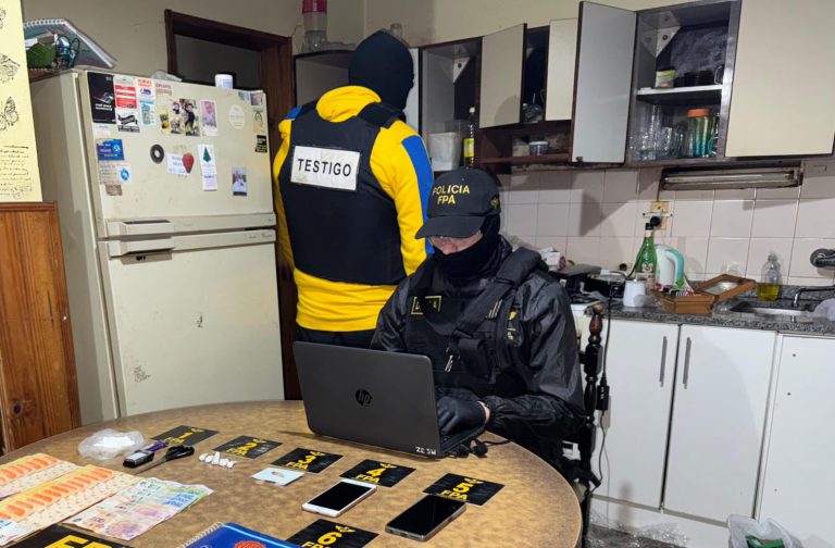 MADRE, HIJA Y YERNO DETENIDOS POR COMERCIALIZAR COCAÍNA EN LEONES