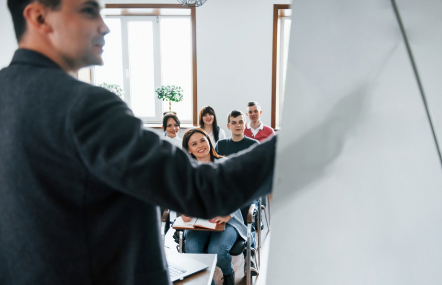 Arrancan nuevos cursos gratuitos: atención al cliente, carpintería, maquillaje artístico, origami, informática y administración