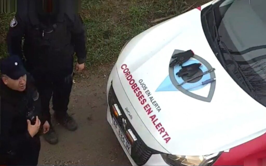Cordobeses en Alerta: Detienen a dos hombres por robar un auto